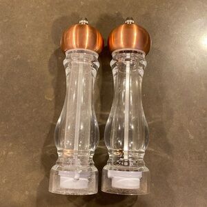 Salt and pepper grinders